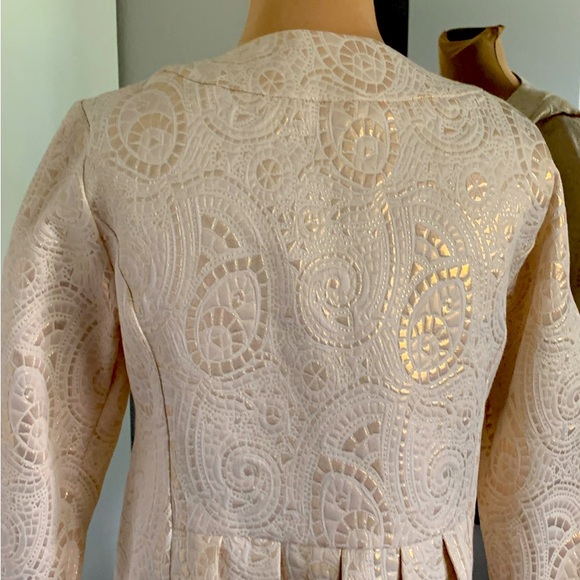 JACKET SHORT AND CLASSY. CREAM AND GOLD BROCADE SIZE PS NEW - Picture 4 of 6